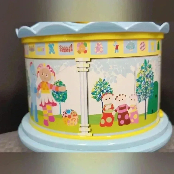 In the Night  Garden 2007 Shape and Spin Gazebo Sorter Toy with 3 block forns - Picture 8 of 9